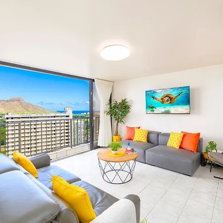 Chic Condo Near Waikiki Beach - Free Parking!